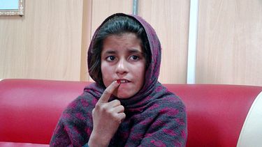 americateve | Imagen del lunes 6 de enero de 2014 que muestra a una ni&ntilde;a afgana llamada Spozhmai que fue detenida en el distrito de Khan Neshin, provincia de Helmand. La ni&ntilde;a de 10 a&ntilde;os dijo que su hermano es un comandante talib&aacute;n y que la e