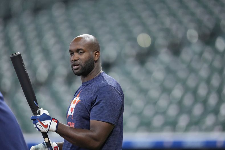 El cubano Yordan Álvarez de los Astros de Houston espera su turno en la práctica de bateo antes del juego ante los Rockies de Colorado el martes 26 de agosto del 2025. (AP Foto/David J. Phillip)