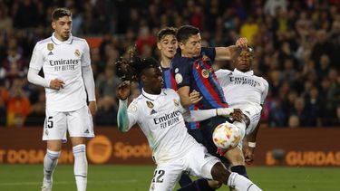 ARCHIVO - Robert Lewandowski (centro) del Barcelona pugna el balón con Eduardo Camavinga (izquierda) y David Alaba del Real Madrid durante el partido de la Liga española, el miércoles 5 de abril de 2023. (AP Foto/Joan Monfort)