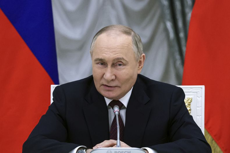 El presidente ruso Vladímir Putin encabeza una reunión con los nuevos miembros del gabinete en el Kremlin en Moscú, Rusia, el martes 14 de mayo de 2024. (Vyacheslav Prokofyev, Sputnik, Kremlin Pool Foto vía AP)