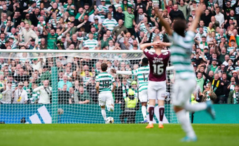 Callum Osmand, del Celtic, se escapa en solitario para anotar el tercer gol de su equipo durante el partido de fútbol de la Premiership entre el Celtic y el Heart of Midlothian, en Glasgow, Escocia, el sábado 16 de mayo de 2026. (Andrew Milligan/PA vía AP)