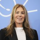 La directora Kathryn Bigelow posa para los fotógrafos en la sesión fotográfica de la película A House of Dynamite durante la 82ª edición del Festival de Cine de Venecia en Venecia, Italia, el martes 2 de septiembre de 2025. (Foto Scott A Garfitt/Invision/AP)