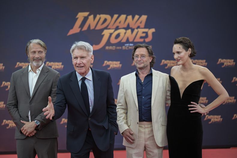 De izquierda a derecha, el actor danés Mads Mikkelsen, el actor estadounidense Harrison Ford, el actor alemán Thomas Kretschmann y la actriz británica Phoebe Waller-Bridge posan para fotógrafos en la alfombra roja de Indiana Jones and the Dial of Destiny en el cine Zoo Palast en Berlín, Alemania, el 22 de junio de 2023. (Hannes Albert/dpa vía AP)