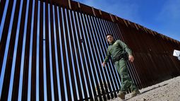 ARCHIVO - El subjefe de la patrulla fronteriza en el sector Tucson, Justin De La Torre recorre la barda en la frontera con México, 29 de agosto de 2023, en Organ Pipe Cactus National Monument cerca de Lukeville, Arizona. La mayoría de los estadounidenses consideran a México un socio esencial para frenar el narcotráfico y los cruces ilegales de la frontera, aunque expresan posiciones variadas acerca del gobierno mexicano, según una nueva encuesta. (AP foto/Matt York, File)