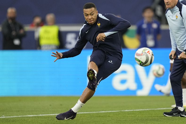 Kylian Mbappé de Francia calienta antes del partido de fútbol de semifinales de la Liga de Naciones entre España y Francia en el MHPArena, en Stuttgart, Alemania, el jueves 5 de junio de 2025. (AP Photo/Martin Meissner)