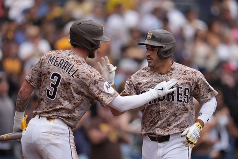 Ramón Laureano, derecha, de los Padres de San Diego, celebra su jonrón de dos carreras con su compañero Jackson Merrill (3) durante la sexta entrada del juego de béisbol de Grandes Ligas contra los Rockies de Colorado el domingo 12 de abril de 2026, en San Diego. (AP Foto/Gregory Bull)