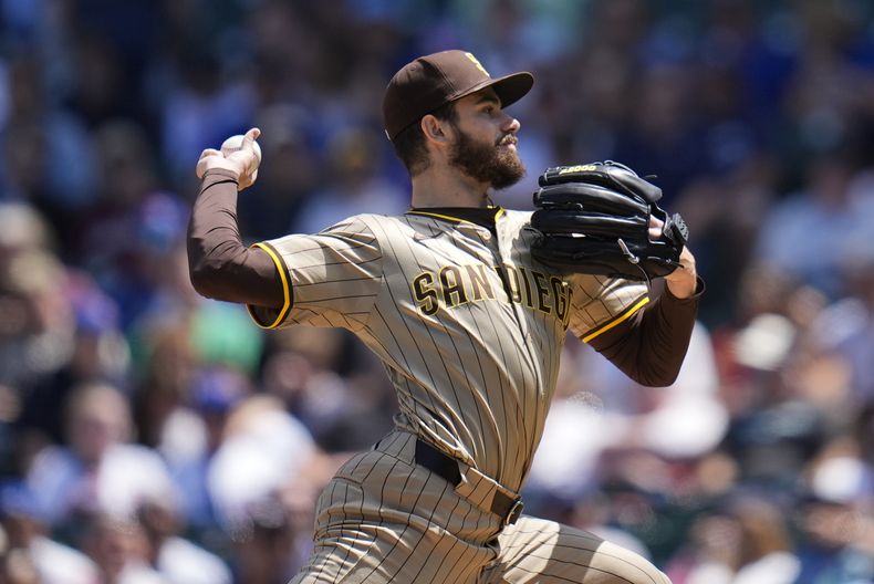 Dylan Cease, abridor de los Padres de San Diego, lanza frente a los Cachorros de Chicago en el encuentro del miércoles 8 de mayo de 2024 (AP Foto/Erin Hooley)