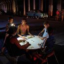 ARCHIVO - La gente juega al dominó en la calle durante un apagón en La Habana, el 10 de septiembre de 2025 (AP Foto/Ramón Espinosa, Archivo). ARCHIVO - La gente juega al dominó en la calle durante un apagón en La Habana, el 10 de septiembre de 2025 (AP Foto/Ramón Espinosa, Archivo).
