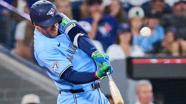 George Springer, de los Azulejos de Toronto, conecta un triple durante la séptima entrada de un partido de béisbol contra los Cardenales de San Luis en Toronto, el domingo 2 de agosto de 2026. (Sammy Kogan/The Canadian Press vía AP)