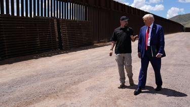 ARCHIVO - El candidato presidencial republicano Donald Trump habla con Paul Perez, presidente del sindicato Consejo Nacional de la Patrulla Fronteriza durante una visita a la frontera sur de EEUU en Sierra Vista, Arizona, el 22 de agosto de 2024. (AP Foto/Evan Vucci)