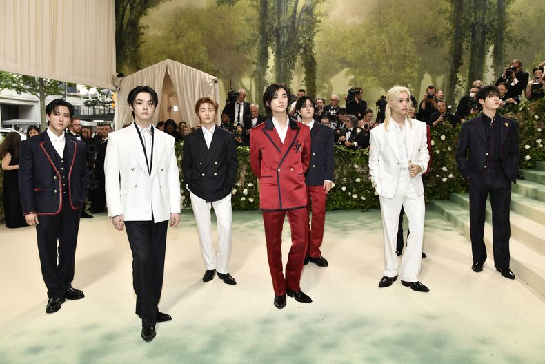 La banda Stray Kids llega a la gala benéfica del Instituto del Vestido del Museo Metropolitano de Arte para celebrar la inauguración de la exposición Sleeping Beauties: Reawakening Fashion el lunes 6 de mayo de 2024, en Nueva York. (Foto Evan Agostini/Invision/AP)