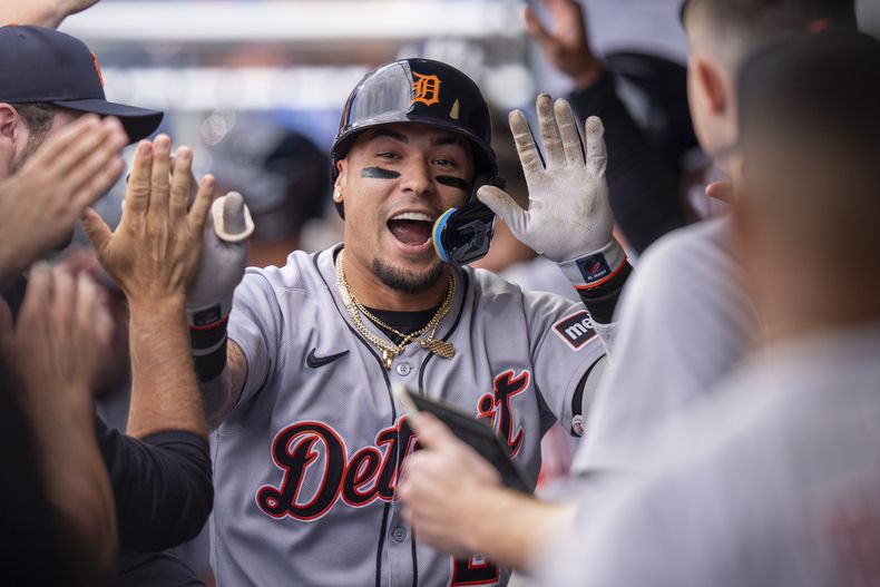El puertorriqueño de los Tigres de Detroit Javier Baez celebra su jonrón de dos carreras en la séptima entrada ante los Filis de Filadelfia el sábado 2 de agosto del 2025. (AP Foto/Chris Szagola)