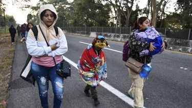 ARCHIVO - Un grupo de migrantes camina a través de Tapachula, en el estado mexicano de Chiapas, en un intento por llegar a la frontera de Estados Unidos, el 20 de enero de 2025, el día de la investidura del presidente estadounidense Donald Trump. (AP Foto/Edgar H. Clemente, archivo)