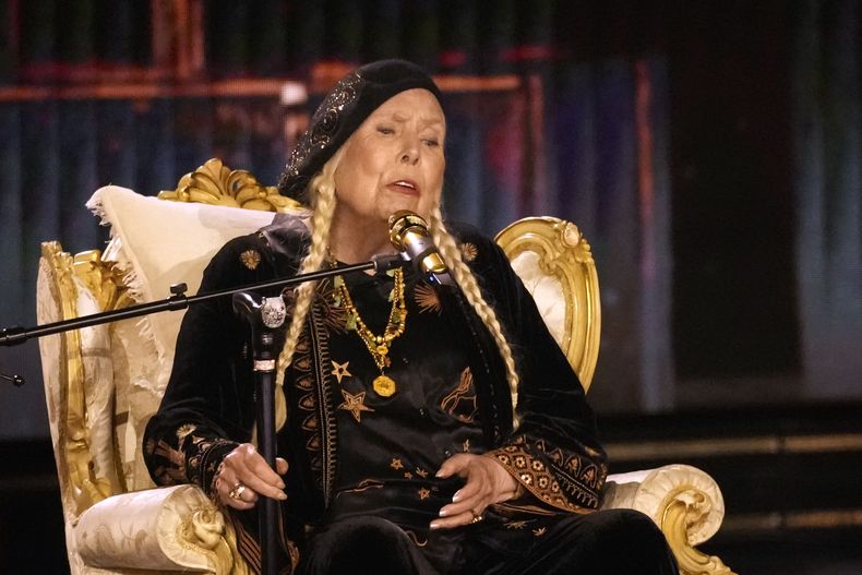 Joni Mitchell en la 66a entrega anual de los Premios Grammy el domingo 4 de febrero de 2024 en Los Ángeles. (Foto AP/Chris Pizzello)