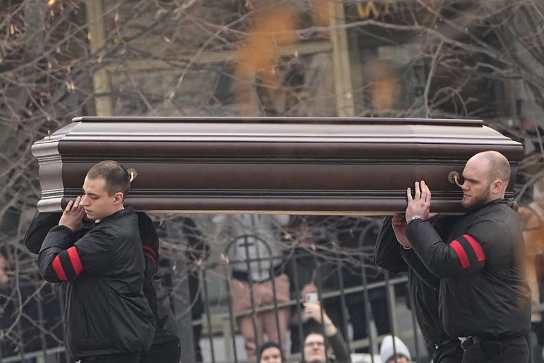 Operarios cargan con el féretro del opositor ruso Alexei Navalny hasta la iglesia del icono de la Madre de Dios Alivia mi sufrimiento, en Moscú, Rusia, el 1 de marzo de 2024. (AP Foto)