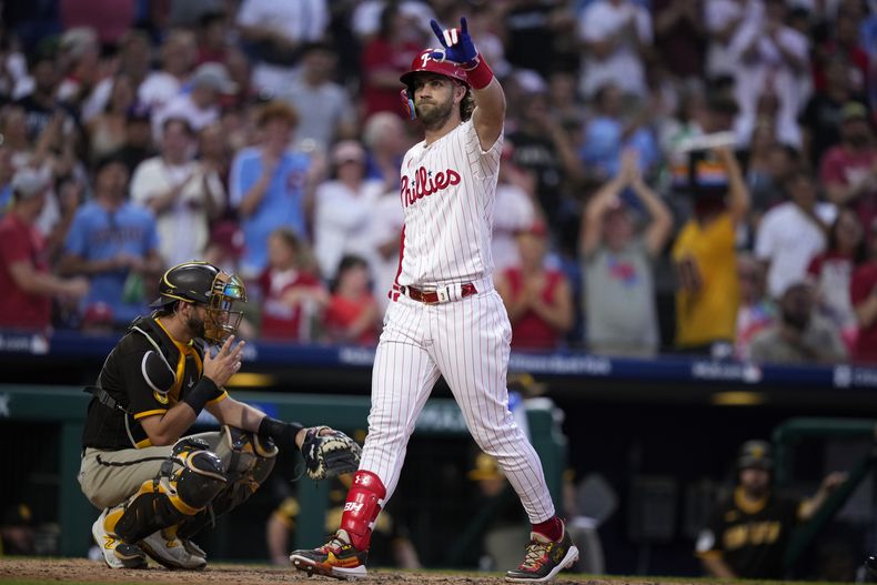 Bryce Harper, de los Filis de Filadelfia, festeja luego de batear un jonrón en el encuentro del sábado 15 de julio de 2023, ante los Padres de San Diego (AP Foto/Matt Slocum)