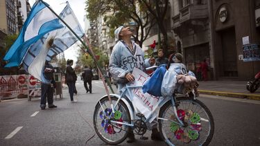 americateve | En esta foto del 9 de octubre de 2013, un partidario de la presidenta Cristina Fern&aacute;ndez se encuentra frente al Hospital Favaloro con su bicicleta decorada con la bandera argentina en Buenos Aires. Un parte m&eacute;dico del Favaloro el viernes 11