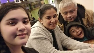 En esta foto de julio de 2020, Xavier Chavarría, al fondo a la derecha, posa para una foto con su esposa Karen Chavarría, segunda a la izquierda, y sus hijos, Karen Azriela Chavarría, a la izquierda, y su hijo Xavier Yahir Chavarría, en Jinotega, Nicaragua. (Cortesía de Xavier Chavarría via AP)