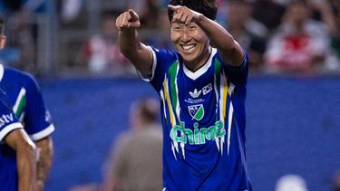 Son Heung-min (7), de las Estrellas de la MLS, festeja tras marcar ante la Liga MX, el miércoles 29 de julio de 2026, en Charlotte, Carolina del Norte (AP Foto/Scott Kinser)