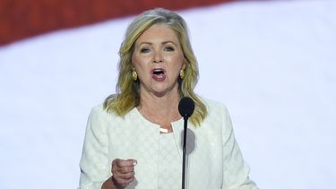 ARCHIVO - La senadora Marsha Blackburn, republicana de Tennessee, habla durante el primer día de la Convención Nacional Republicana, el 15 de julio de 2024, en Milwaukee. (AP Foto/J. Scott Applewhite, Archivo)