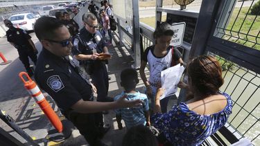 Juez bloquea restricciones de Trump al asilo en frontera sur
