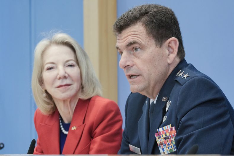 La embajadora de Estados Unidos ante Alemania, Amy Gutmann, a la izquierda, y el director de la Guardia Nacional Aérea de Estados Unidos, Michael A. Loh, informan a los medios durante una conferencia de prensa sobre maniobras aéreas en Berlín, Alemania, el miércoles 7 de junio de 2023. (AP Foto/Markus Schreiber)
