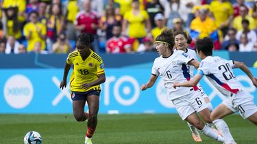 La colombiana Linda Caicedo (izquierda) se abre paso con el balón durante el partido del Grupo H en la Copa Mundial femenina ante Corea del Sur, en Sídney, el martes 25 de julio de 2023. (AP Foto/Rick Rycroft)