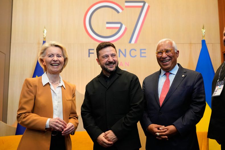 El presidente ucraniano Volodymyr Zelenskyy con la presidenta de la Comisión Europea Ursula von der Leyen y el presidente del Consejo Europeo Antonio Costa en Evian-les-Bains, Francia, el 16 de junio del 2026. (AP foto/Vadim Ghirda)