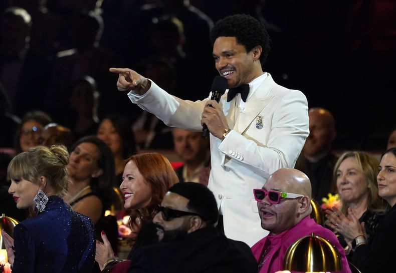 ARCHIVO - El anfitrión Trevor Noah habla en la 65a entrega anual de los Grammy el domingo 5 de febrero de 2023, en Los Angeles. Noah volverá como maestro de ceremonias de los Grammy el 4 de febrero de 2024. (Foto AP/Chris Pizzello, archivo)