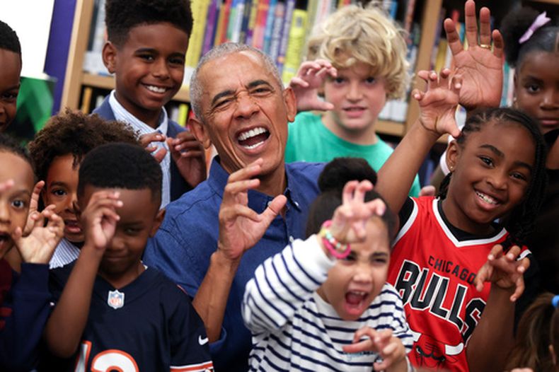 El expresidente Barack Obama posa para una foto tras leer ante varios niños de edad escolar en la inauguración del Centro Presidencial Obama en John Lewis Plaza, el viernes 19 de junio de 2026, en Chicago. (Win McNamee/Pool Foto vía AP)