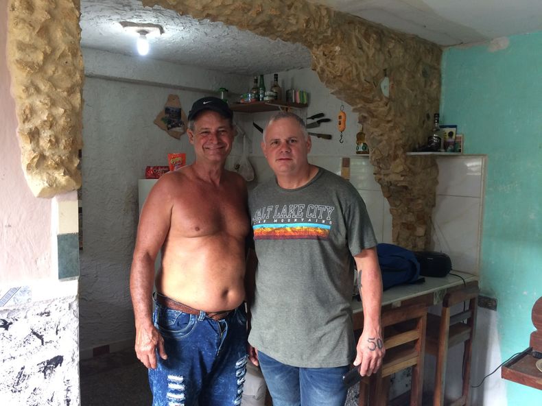 &nbsp;Carlos Luis Garay Lohuis, de 58 años, junto a un familiar en Cuba. Cortesía.&nbsp;