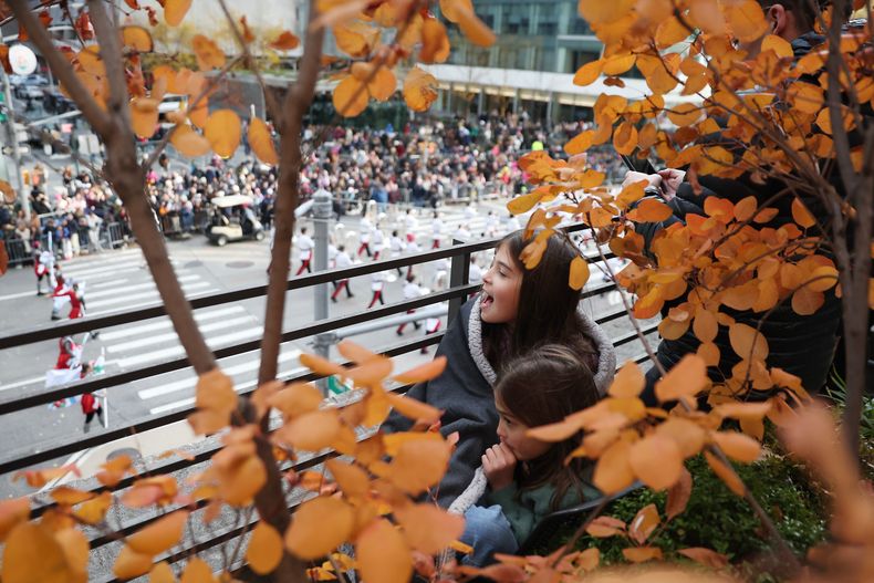 Espectadores observan el Desfile del Día de Acción de Gracias de Macys mientras marcha por la Sexta Avenida, el jueves 27 de noviembre de 2025, en Nueva York. (Foto AP/Heather Khalifa)