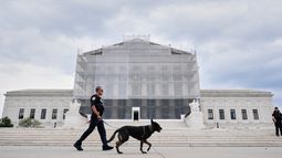 Agentes de la Policía del Capitolio de Estados Unidos con un perro detector K9 patrullan el exterior de la Corte Suprema, el miércoles 24 de septiembre de 2025, en Washington. (Foto AP/Mariam Zuhaib)