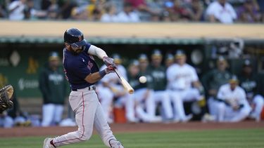 Connor Wong de los Medias Rojas de Boston batea un remolcador sencillo en la segunda entrada del encuentro ante los Atléticos de Oakland el lunes 17 de julio del 2023. (AP Foto/Godofredo A. Vásquez)