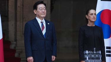 El presidente surcoreano Lee Jae Myung y la presidenta mexicana Claudia Sheinbaum escuchan sus himnos nacionales durante una ceremonia de bienvenida en el Palacio Nacional de la Ciudad de México, el jueves 24 de septiembre de 2026. (AP Foto/Eduardo Verdugo)