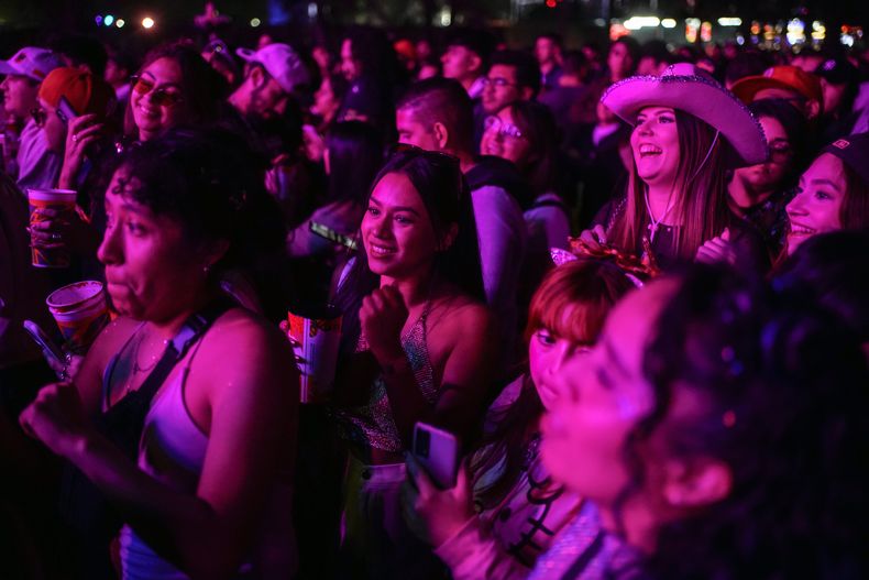 Fans en el concierto de Snow Tha Product en el Coca-Cola Flow Fest en la Ciudad de México el sábado 23 de noviembre de 2024. (Foto AP/Félix Márquez)