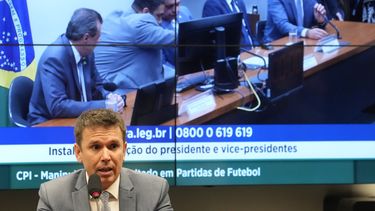 El diputado Felipe Carreras habla durante la primera reunión de una Comisión Parlamentaria que investiga los escándalos de presunto amaño de partidos de fútbol, en Brasilia, el miércoles 17 de mayo de 2023 (AP Foto/Eraldo Peres)