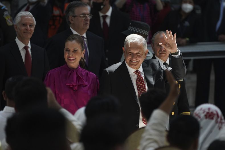 ARCHIVO - El presidente mexicano Andrés Manuel López Obrador, acompañado por la primera dama Beatriz Gutiérrez, saluda durante la inauguración del Aeropuerto Internacional Felipe Ángeles, al norte de la Ciudad de México, el 21 de marzo de 2022. López Obrador dijo que planea tener una docena de aeropuertos en manos del Ejército o la Marina para el final de su administración en 2024. Y para fines de este año, está previsto que los militares comiencen a operar su propia aerolínea comercial. (Foto AP/Marco Ugarte, Archivo)