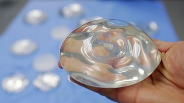 EEUU pide avisos más claros sobre implantes de senos