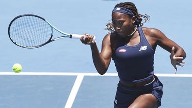 La estadounidense Coco Gauff hace una devolución ante la checa Brenda Fruhvirtova en el torneo de Auckland, Nueva Zelanda, el jueves 4 de enero de 2024 (David Rowland/Photosport via AP)