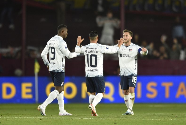 Jugadores de la Liga Deportiva Universitaria celebran al final del partido en contra de Defensa y Justicia de Argentina durante la Copa Sudamericana en el partido de vuelta, en el estadio Néstor Diaz Pérez, en Buenos Aires, Argentina, el miércoles 4 de octubre de 2023. (AP Foto/Gustavo Garello)