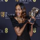 Zoe Saldaña, ganadora del premio a mejor actriz de reparto por Emilia Pérez, posa en la 78ª edición de los Premios de la Academia Británica de Cine, BAFTA, en Londres, el domingo 16 de febrero de 2025. (Foto Joel C Ryan/Invision/AP)