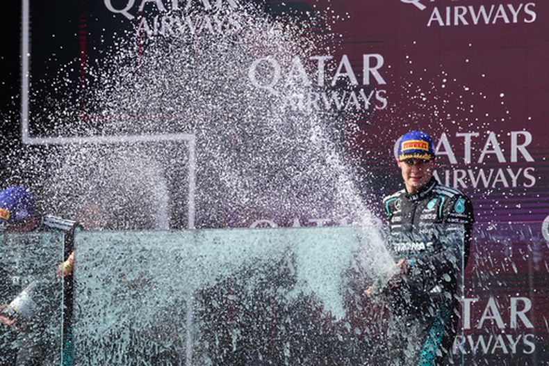 George Russell, de Mercedes, arroja champaña tras ganar el Gran Premio de Australia en Melbourne, el domingo 8 de marzo de 2026 (AP Foto/Scott Barbour)