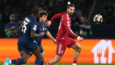 ARCHIVO - Dominik Szoboszlai, derecha, del Liverpool, disputa un balón con Joao Neves y Nuno Mendes, del PSG, durante los cuartos de final de la Liga de Campeones, el 8 de abril de 2026, en París. (AP Foto/Thibault Camus, Archivo)