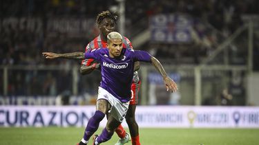 Dodo (en primer plano de la Fiorentina y Felix Afena Gyan de Cremonese pugnan por el balón en la semifinal de la Copa Italia, el jueves 27 de abril de 2023, en Florencia. (Massimo Paolone/LaPresse vía AP)