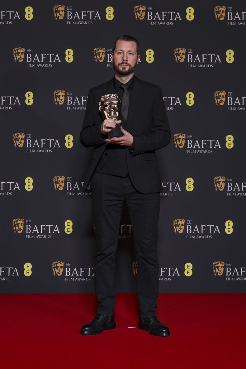El director, productor y periodista de The Associated Press Mstyslav Chernov, ganador del premio a mejor documental por 20 Days in Mariupol, posa en la 77a entrega de los Premios de la Academia Británica de Cine (BAFTA) en Londres el domingo 18 de febrero de 2024. (Foto Vianney Le Caer/Invision/AP)