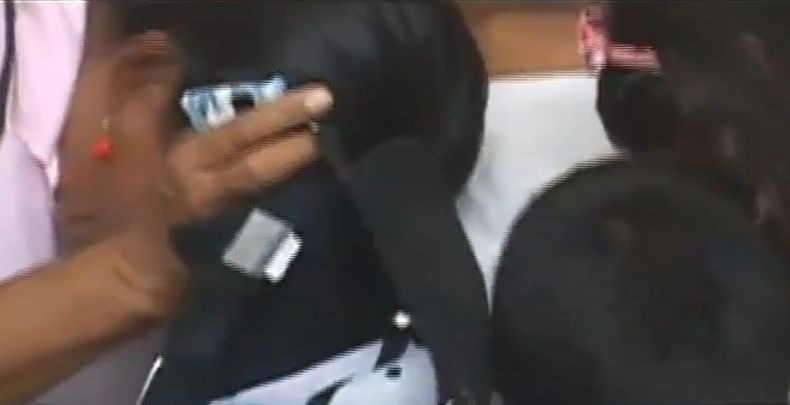 Sigue provocando reacciones la muerte de unos 38 reclusos en venezuela tras un envenenamiento masivo.  El gobierno de maduro busca silenciar el caso para evitar una nueva crisis carcelaria.