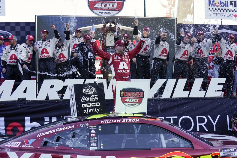 William Byron celebra después de ganar la carrera de la Copa NASCAR en Martinsville Speedway, en Martinsville, Virginia, el domingo 7 de abril de 2024. (AP Foto/Chuck Burton)