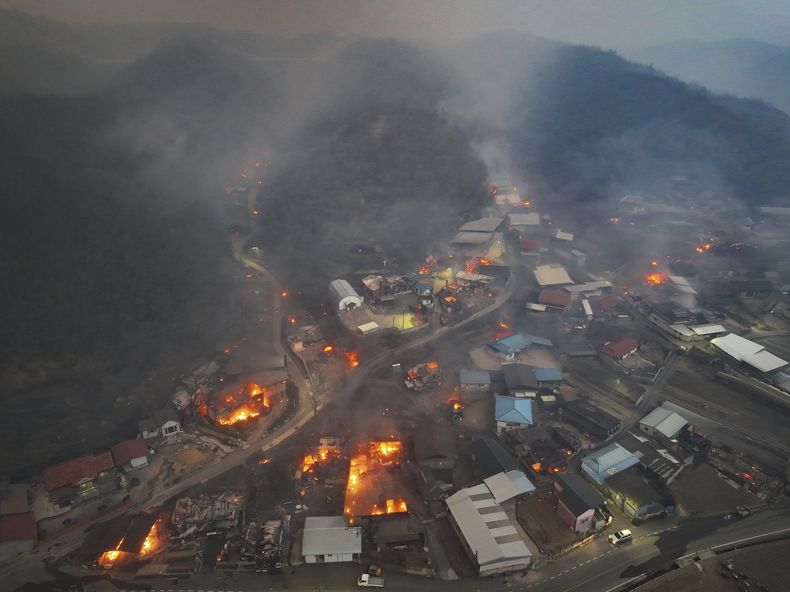 Residencias quemadas en una localidad luego de que se vieron envueltas por un incendio que ha sido avivado por los fuertes vientos en Uiseong, Corea del Sur, el martes 25 de marzo de 2025. (Yoon Gwan-shick/Yonhap vía AP)