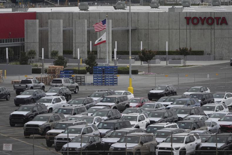 Vehículos Toyota nuevos en Toyota Logistics Service Inc., una instalación de procesamiento de importaciones en el puerto de Long Beach en Long Beach, California, el 26 de marzo de 2025. (AP Foto/Damian Dovarganes)
